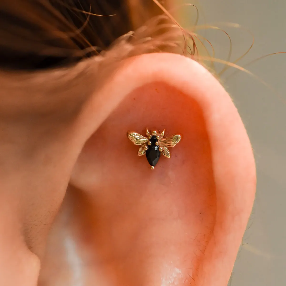 Bijou abeille posé sur le cartilage