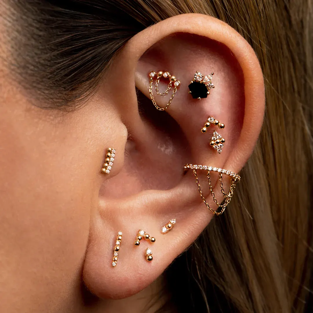 Curation d'oreille en or sertie de pierres