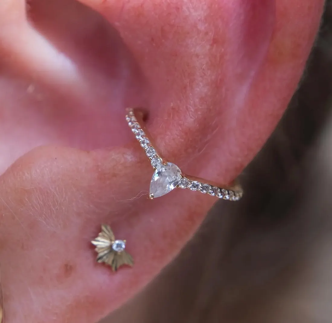 Lobe serti d'un bijou en V