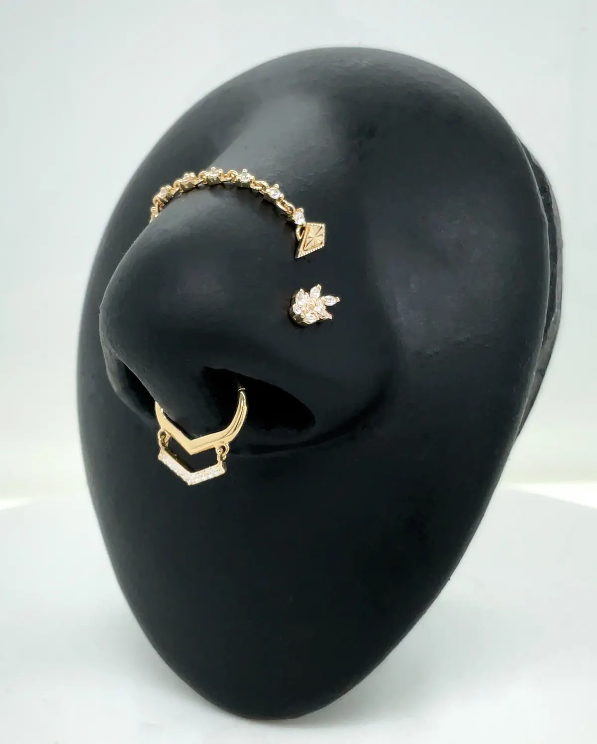 Septum en or sur buste de présentation