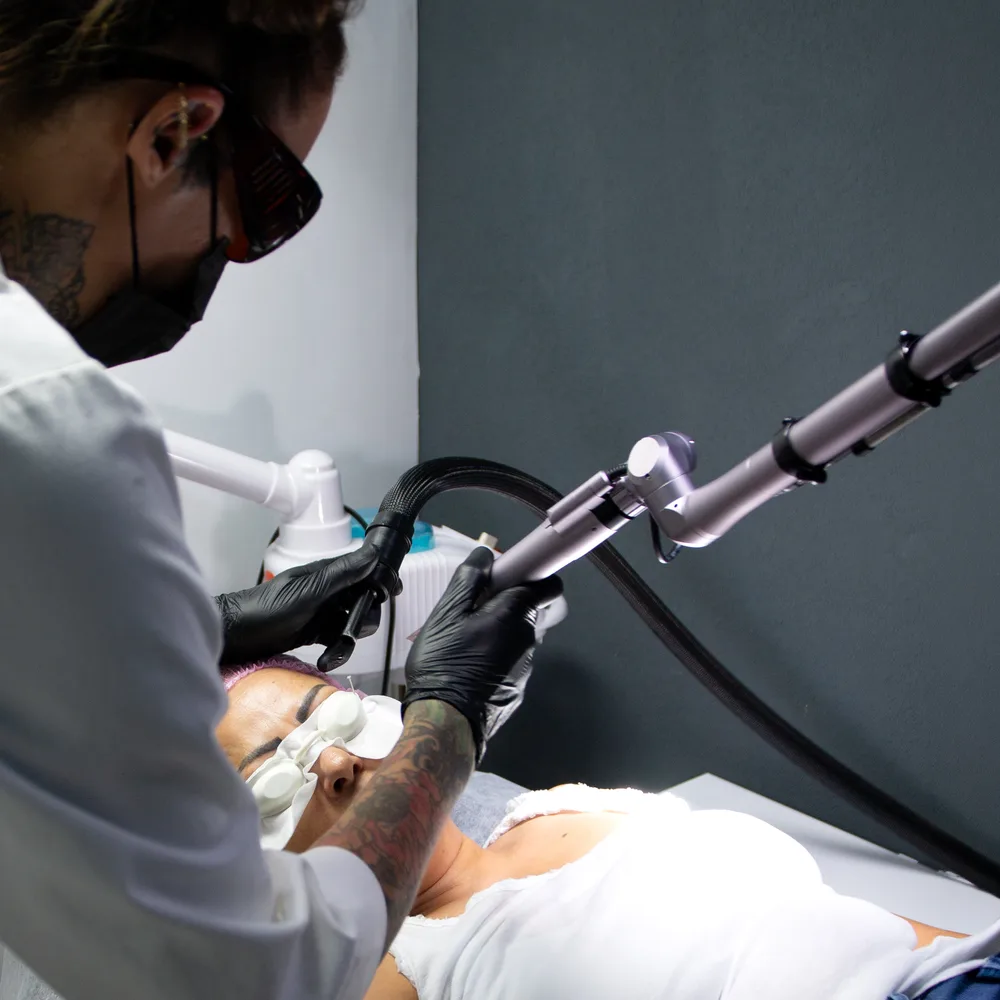 Séance de soin laser au salon Freak Chic
