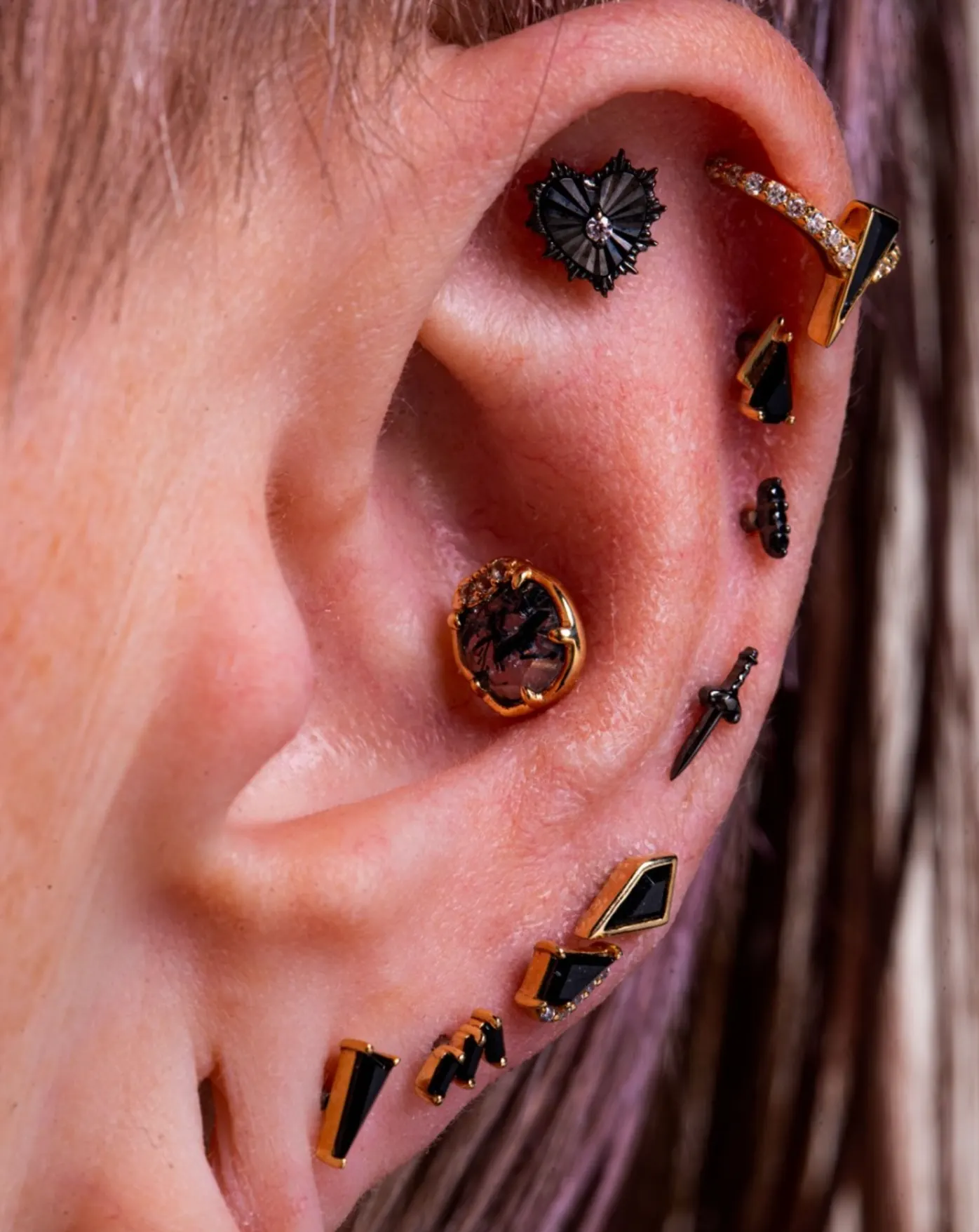 Curation d'oreille complète réalisée au salon Freak Chic