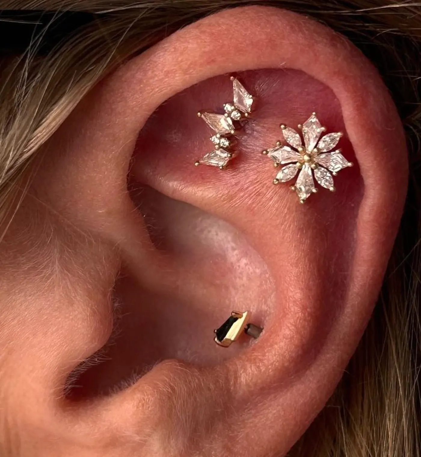 Bijoux en or sertis de zircons posés sur le cartilage