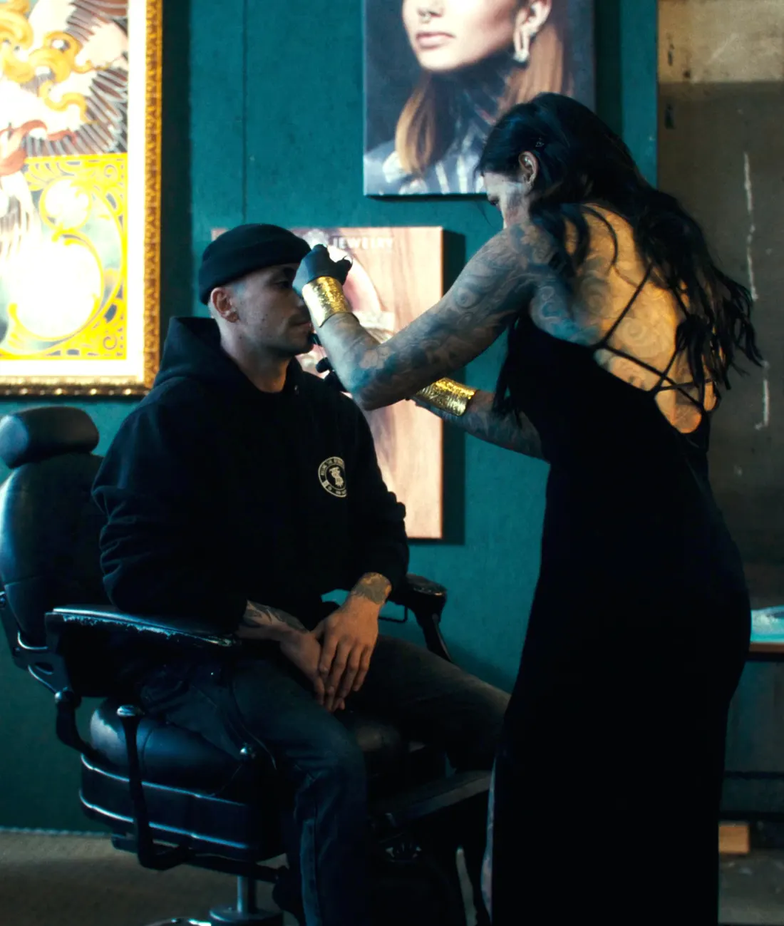 Marianna en train de poser un piercing au salon