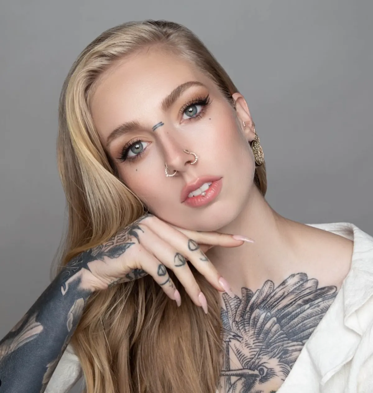 Maquillage permanent des sourcils au salon Freak Chic à Bulle