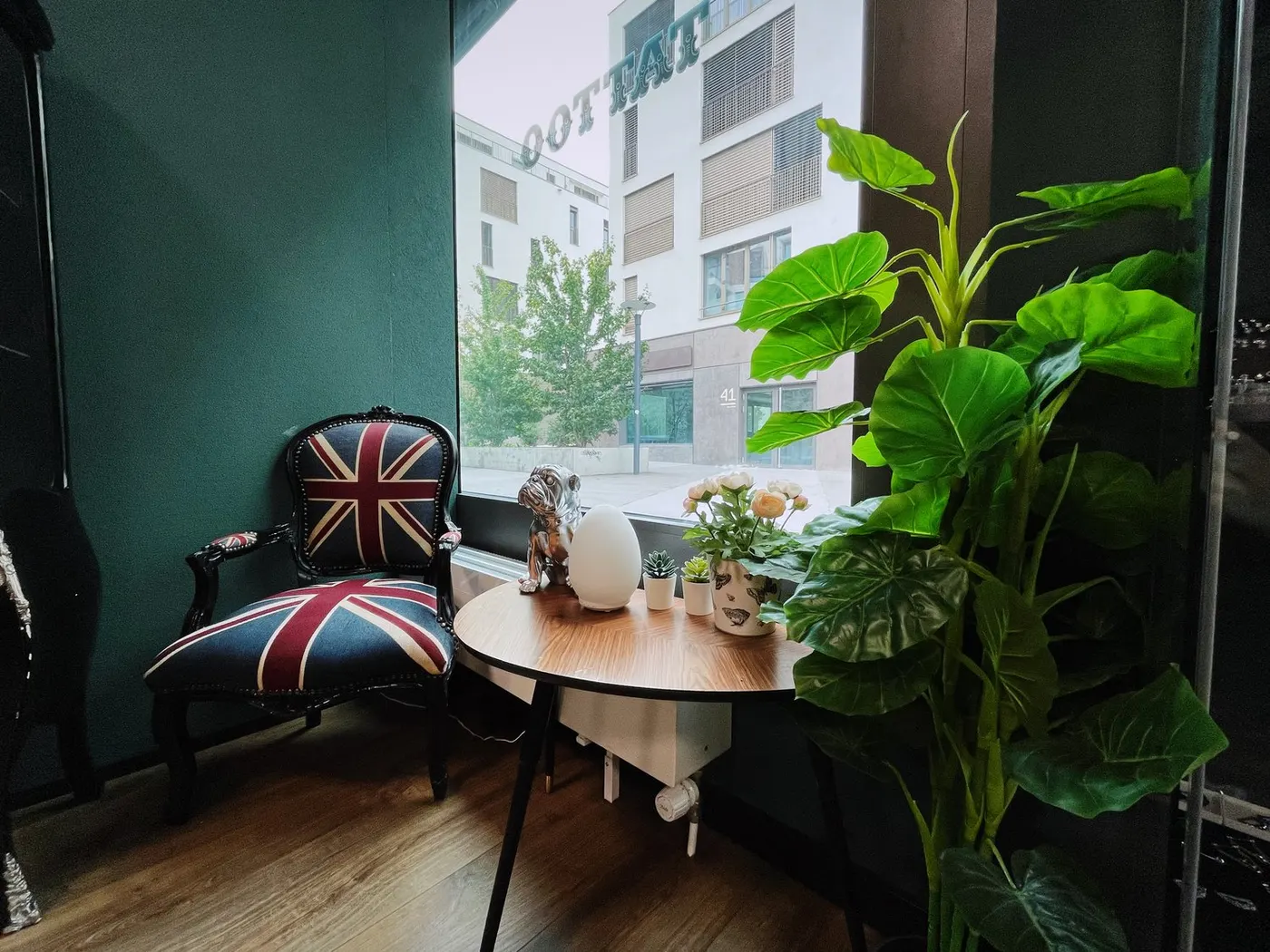 Coin salon avec fauteuil et plantes