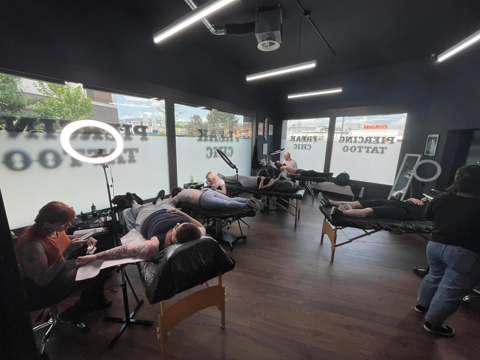 Vue d'ensemble des postes de tatouage du salon