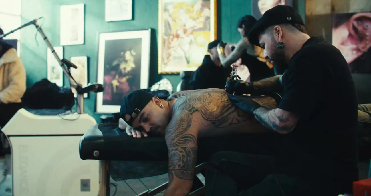 Tatouage en cours sur un bras
