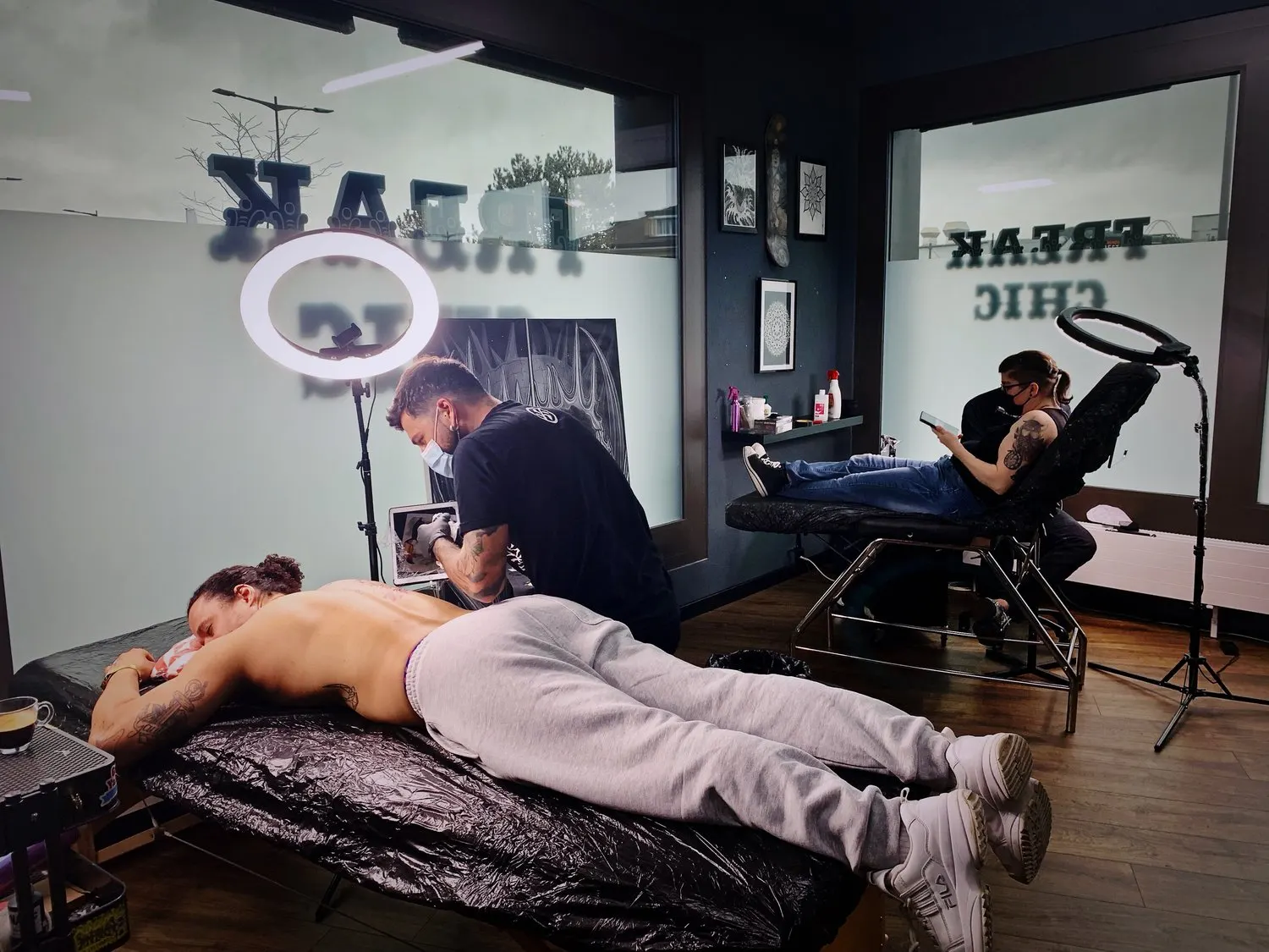Séance de tatouage dans la grande salle du salon Freak Chic